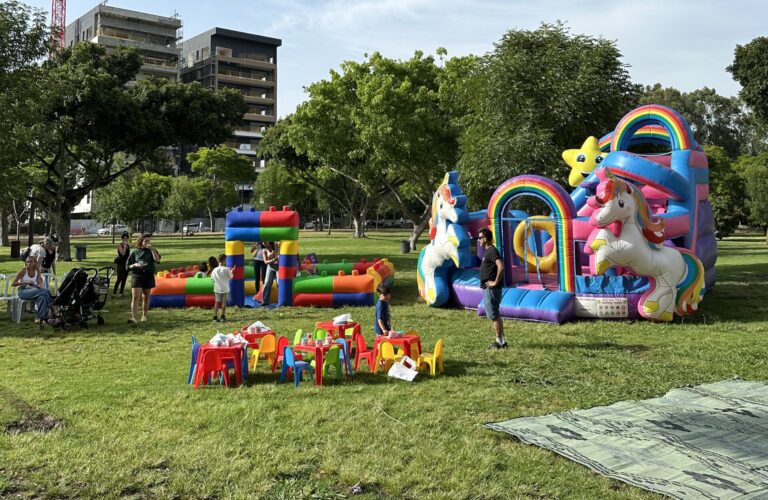 מתנפחים בפארק עם עמדת יצירה לילדים