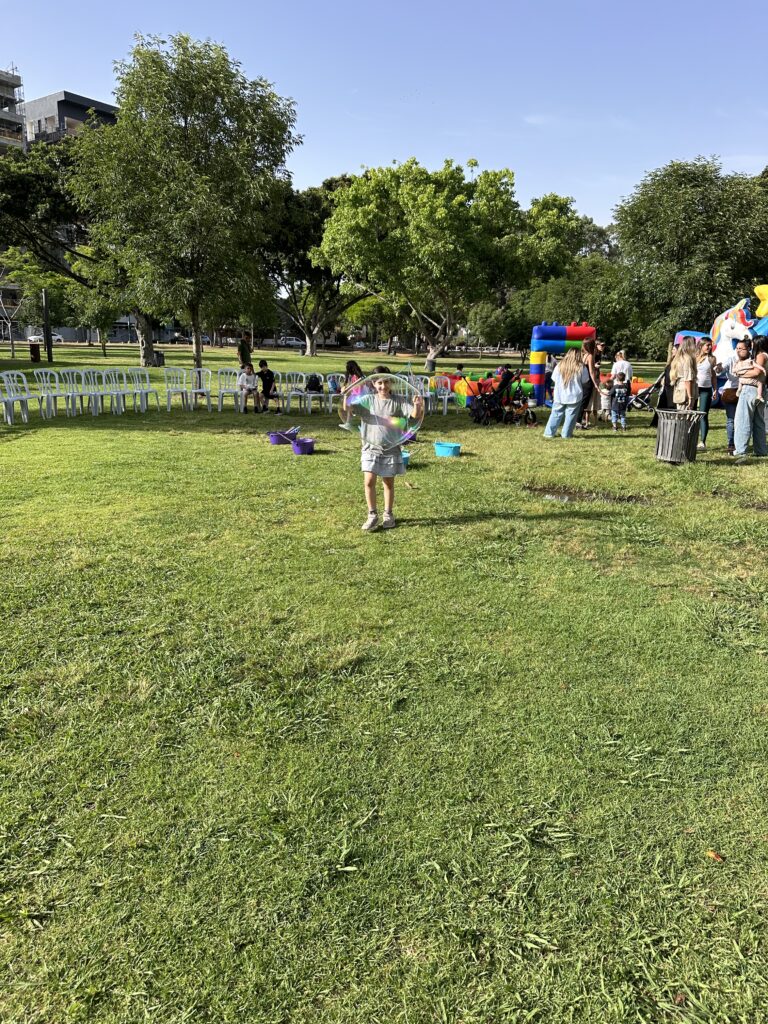 יום הולדת לילדים בפארק עם בועות ענק