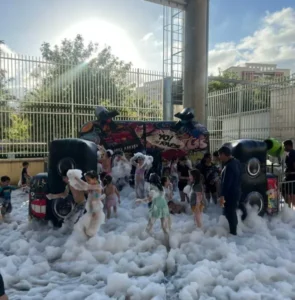 מסיבת קצף עם תותח קצף באירוע בית ספר – חוויה קיצית, צבעונית ומרעננת לילדים ג’מבו הפקות