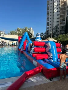 מתנפח מים ענק ביום כיף בבריכה – חוויה מרעננת לפעילויות קיץ ואירועים לילדים מהבית של ג’מבו הפקות