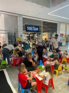 קידום מכירות עם עמדות יצירה לילדים קטנים של ג'מבו הפקות
