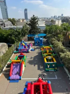 מתנפחים צבעוניים באירוע בבית ספר – פעילות חוץ חווייתית לילדים מבית ג׳מבו הפקות
