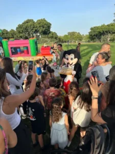 מסיבת יום הולדת עם מתנפח ובובת תחפושת מיקי מאוס - ג’מבו הפקות