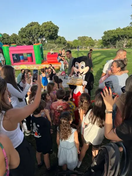 מסיבת יום הולדת עם מתנפח ובובת תחפושת מיקי מאוס - ג’מבו הפקות