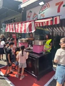 דוכן שערות סבתא מעוצב באירוע קד״מ – מתאים לאירועי חברה, קידום מכירות וימי כיף של ג׳מבו הפקות