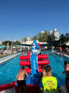 מתנפח מים ענק של ג’מבו הפקות באירוע בבריכה קיץ עם ילדים