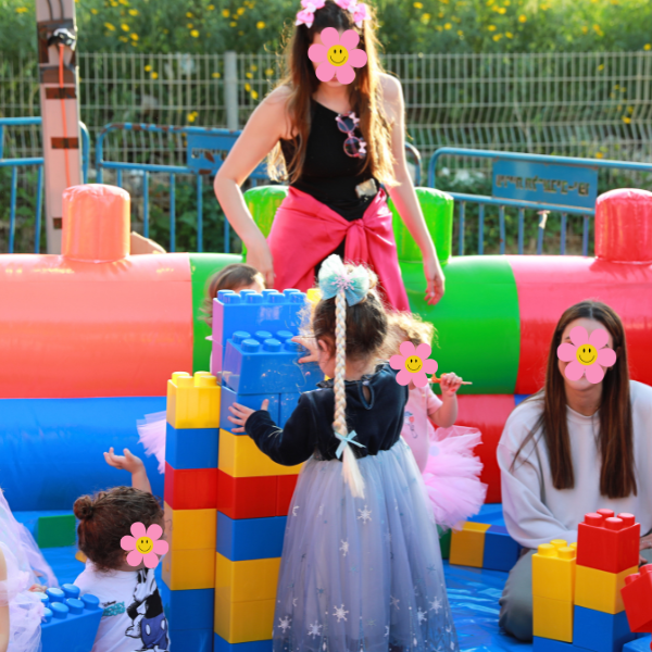 מתחם קוביות בנייה לקטנטנים