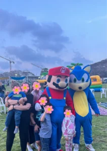 יום הולדת עם בובות תחפושת מריו וסוניק בפארק