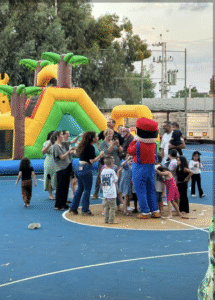 פעילויות לבתי ספר בחג פורים .מתנפח ענק ובובות תחפושת