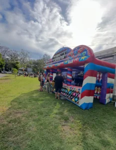 עמדת קרנבל בפארק מושלם לאירוע חברה או יום משפחה