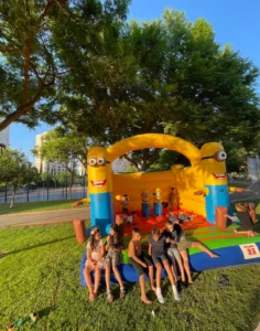 ילדים יושבים על מתנפח מיניון ביום הולדת בפארק -ג'מבו הפקות