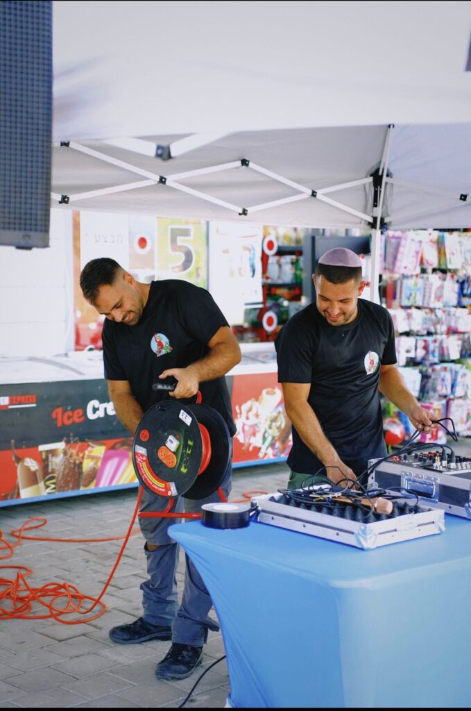 צוות ג'מבו הפקות באירוע קידום מכירות באור יהודה