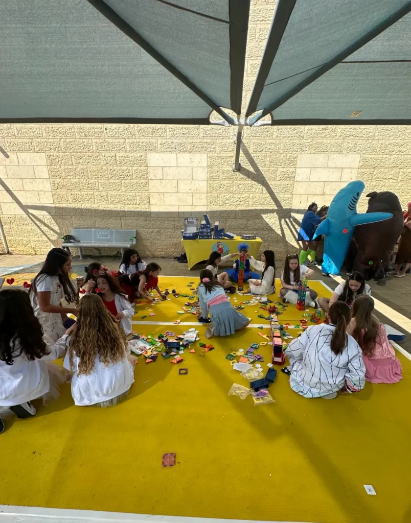 פעילות לילדים לפורים לפי גיל -מתחם מגנטים לילדים