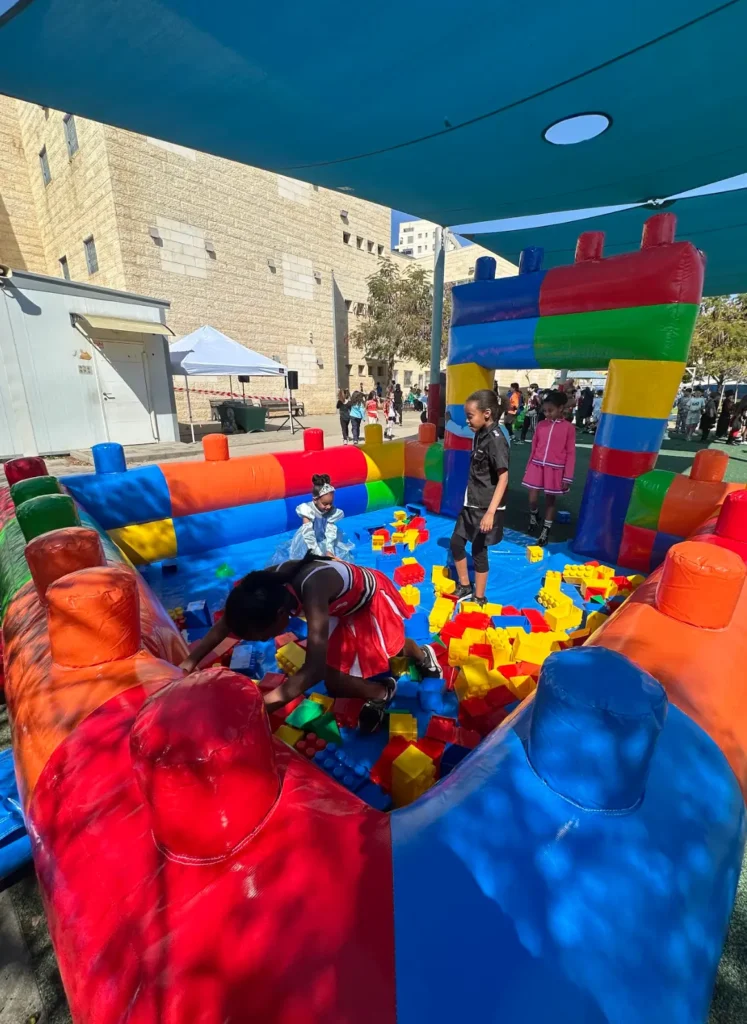 מסיבת פורים בבית ספר מתחם קוביות בניה