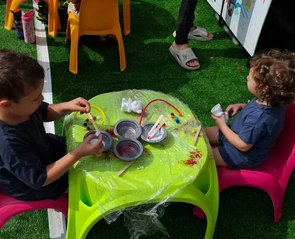 פעילות לילדים לפורים לפי גיל גיל הרך 2-4 עמדות יצירה-מסיבות בגן ילדים