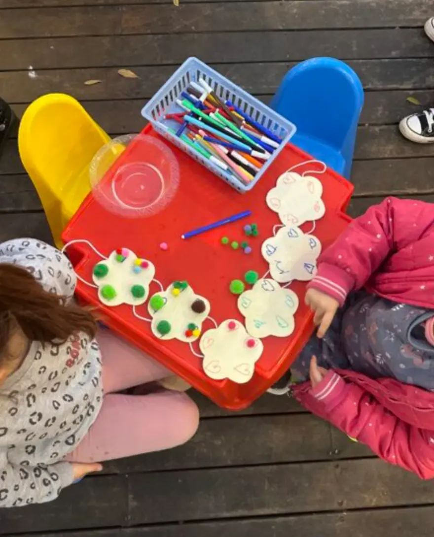 ילדים מכינים מובייל לחדר -בעמדות יצירה של ג'מבו הפקות