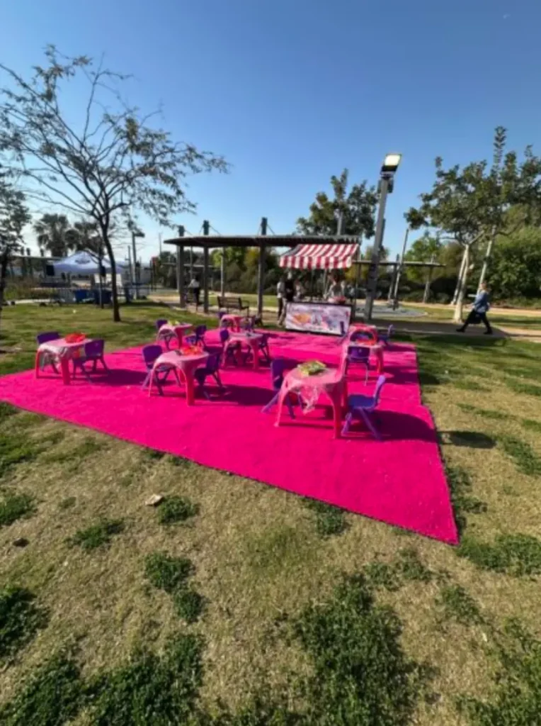 עמדות יצירה לילדים בעיצוב ורוד במסיבת פורים