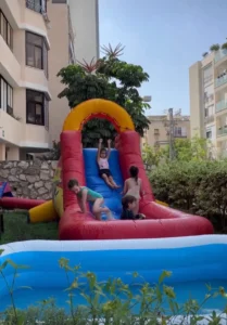 מתנפחי מים בחצר ביתית